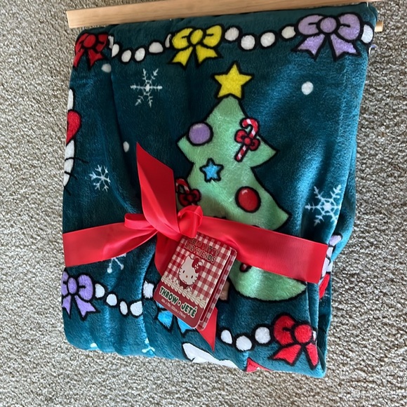 NWT Sanrio Hello Kitty and Friends Plush Christmas Throw 60x70 inches - Picture 8 of 8